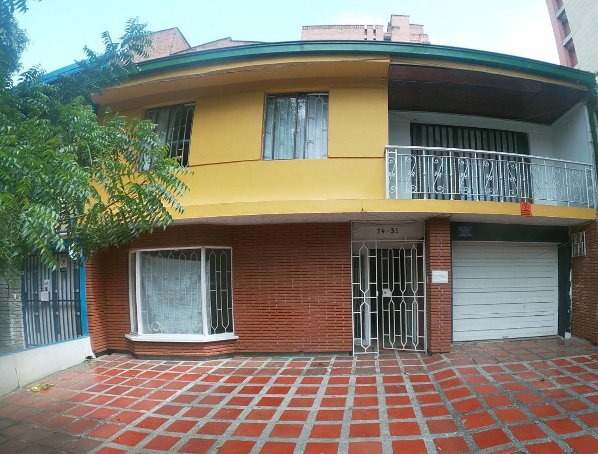 Le VI Hostal Medellin Exterior photo